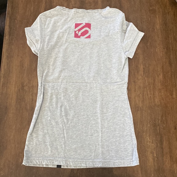 EUC 5.10 WOMENS XS SHORT SLEEVE TEE NO FLAWS WORN ONCE - Picture 5 of 6